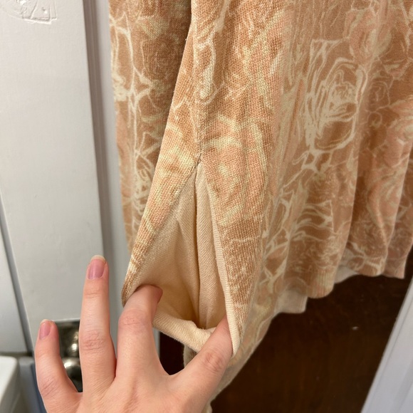 Oversized sweater with pockets. - Picture 3 of 3